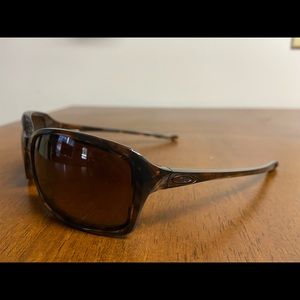 Oakley Dispute Sunglasses